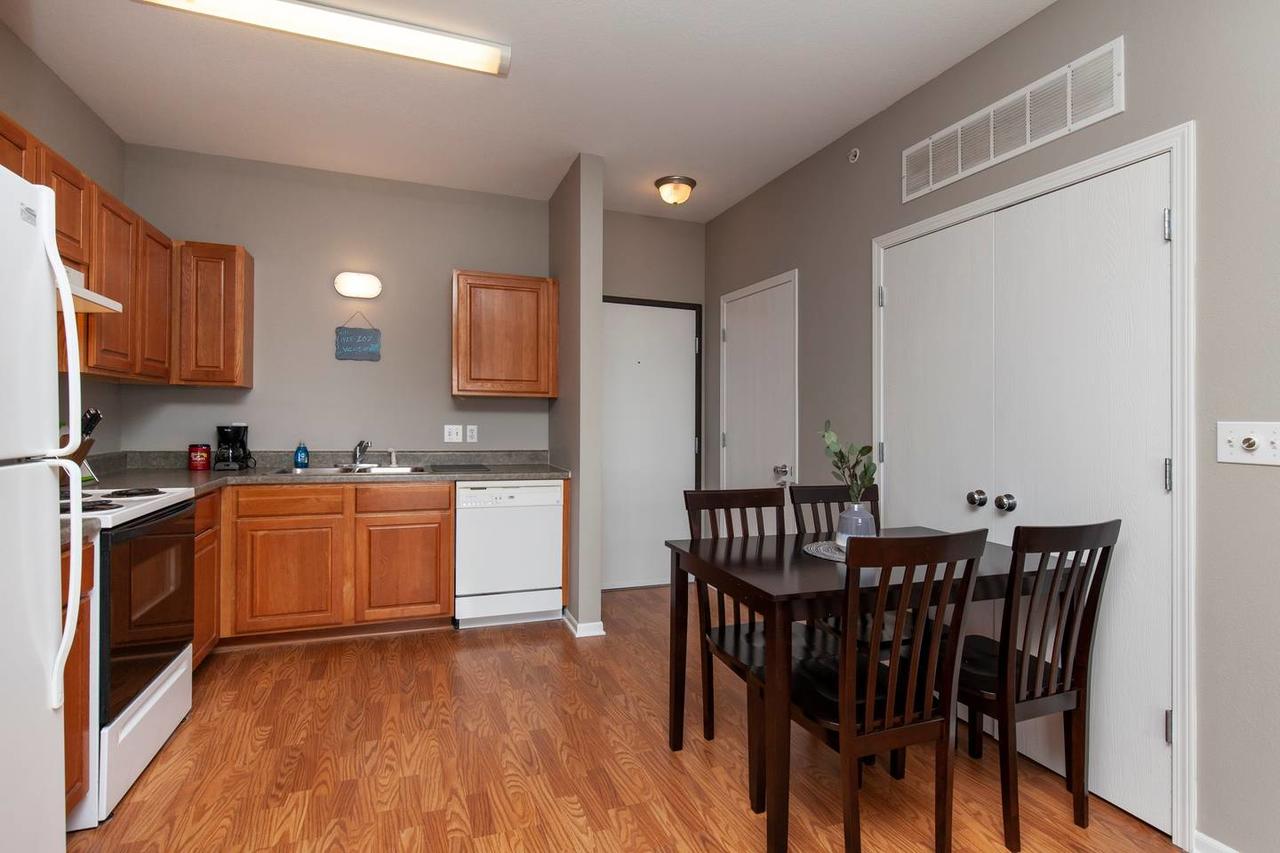 University Flat + Pool + Gym - thumb 4