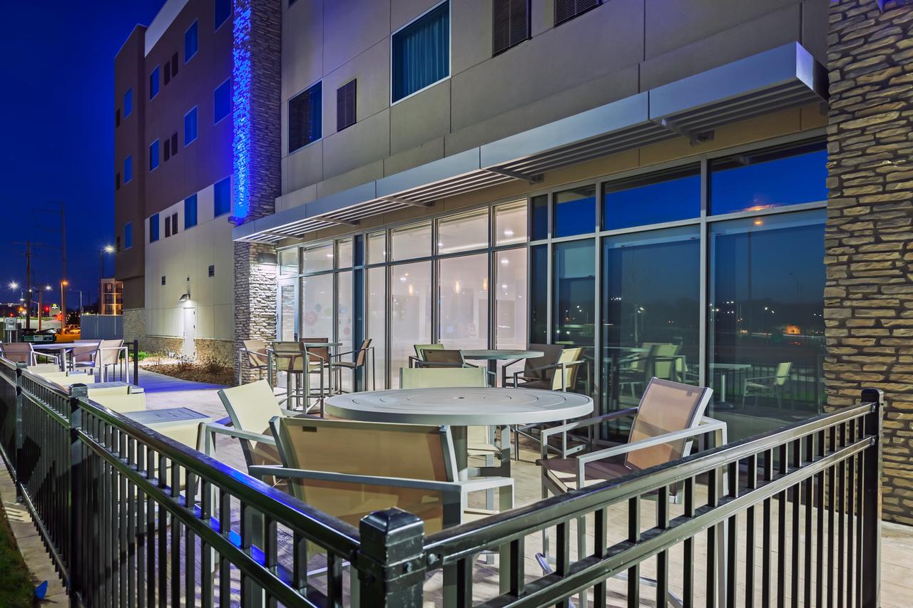 Holiday Inn Express & Suites - Lenexa - Overland Park Area - thumb 1