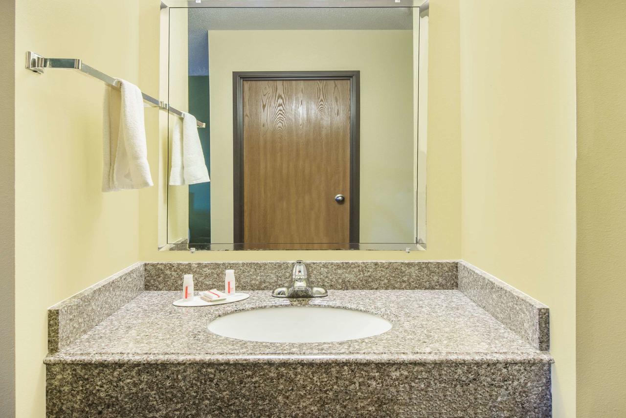 Super 8 By Wyndham Colby - thumb 12