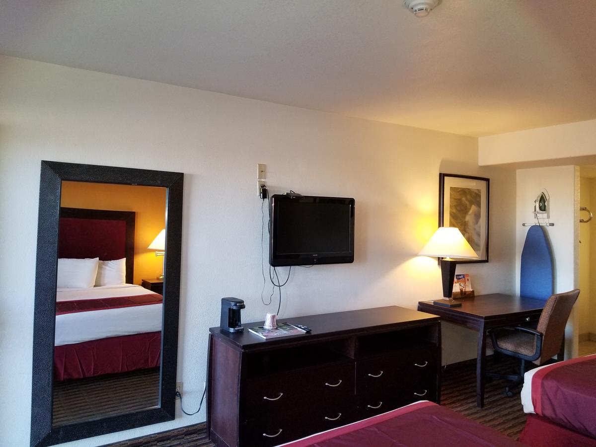 Red Carpet Inn & Suites - thumb 10