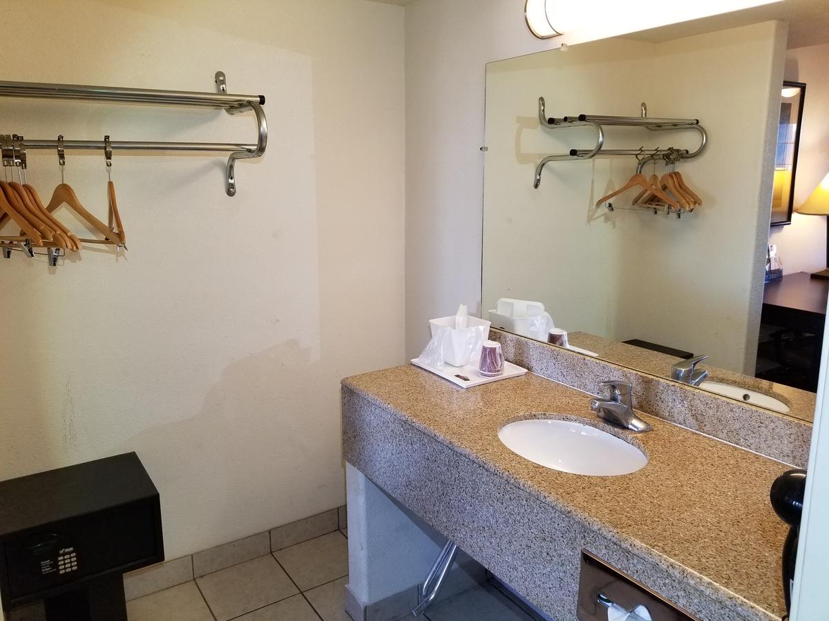 Red Carpet Inn & Suites - thumb 18