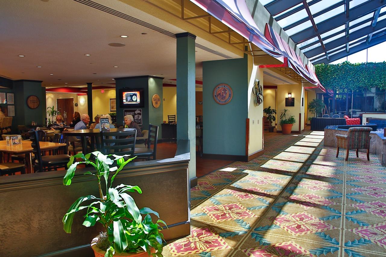 Capital Plaza Hotel - thumb 42