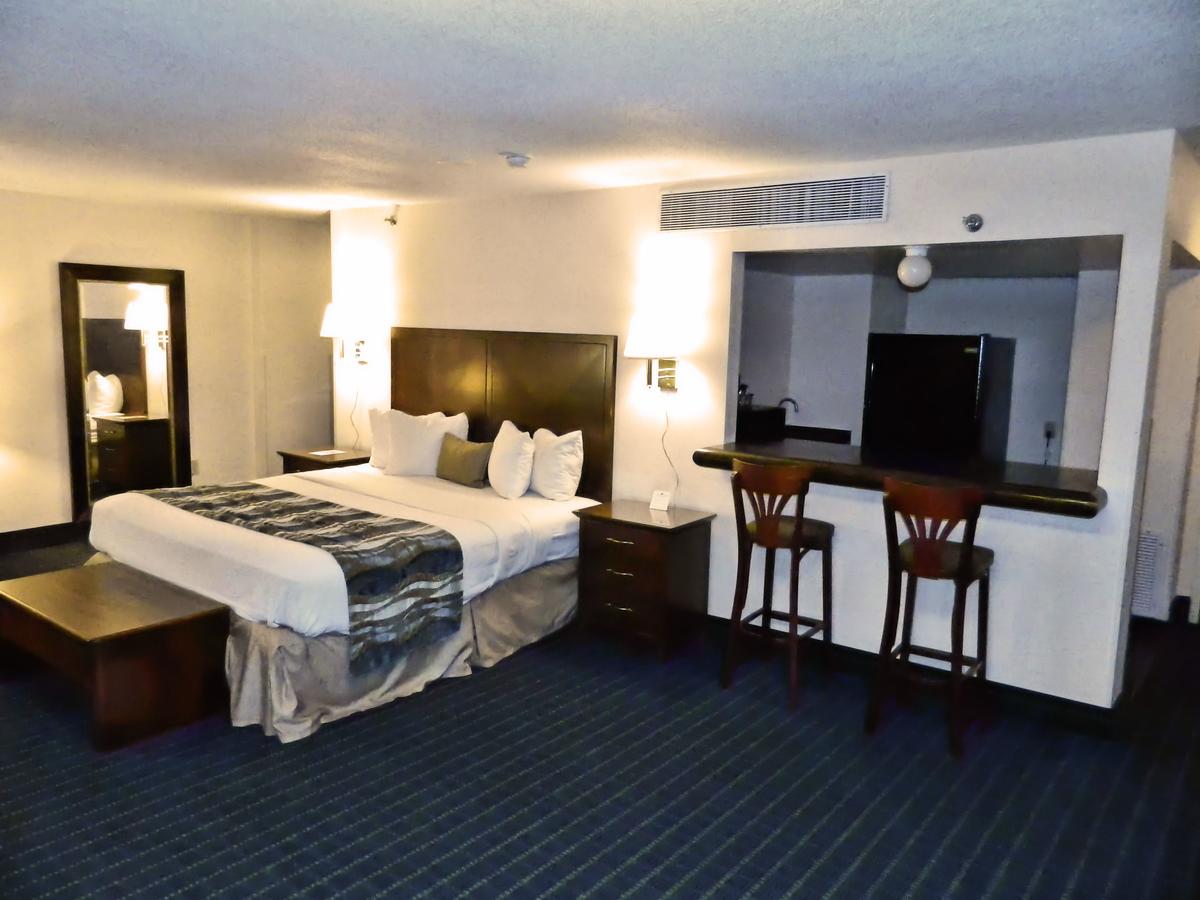 Capital Plaza Hotel - thumb 25