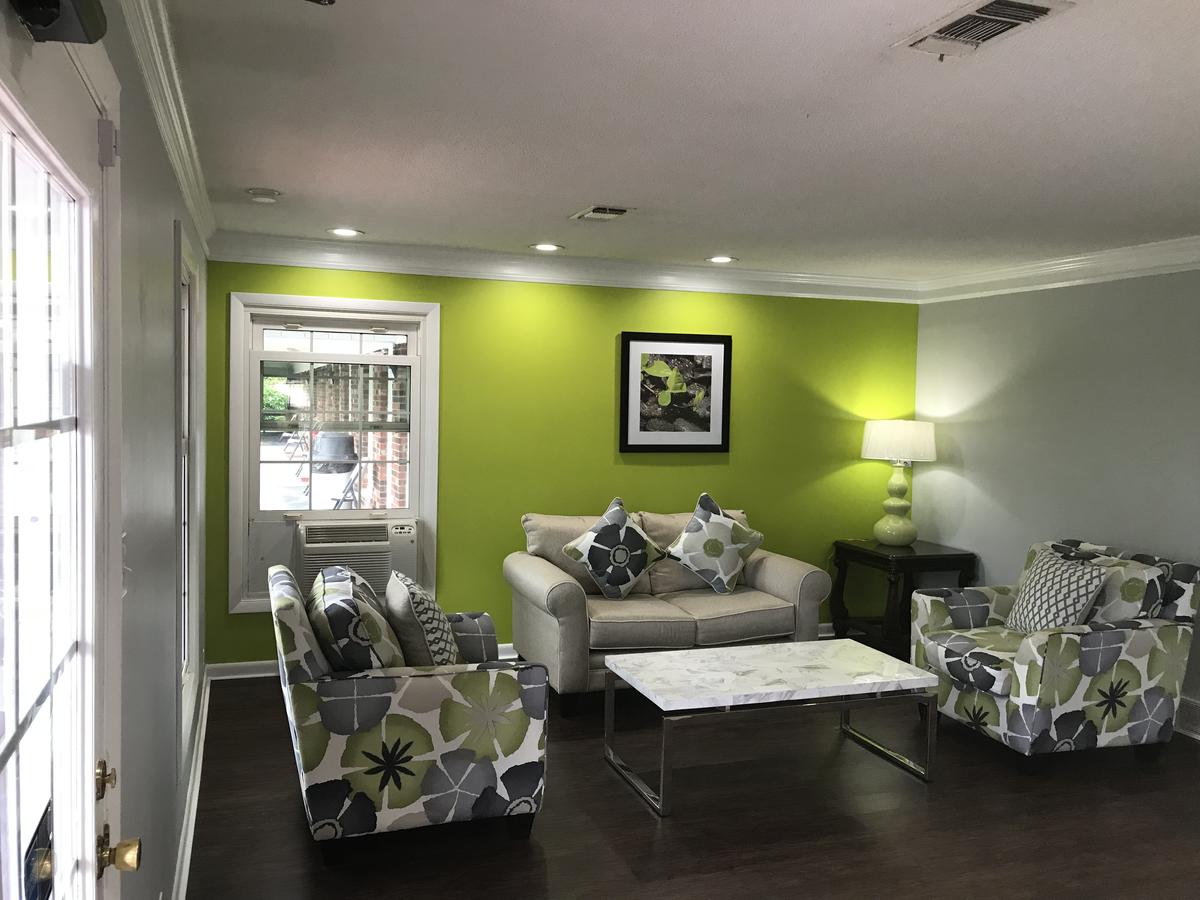 The Hometown Inn - thumb 1