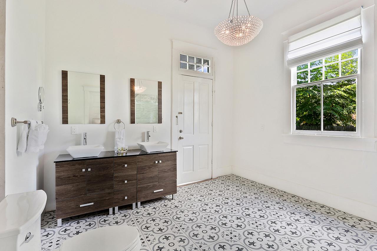 2bd Luxury Modern W Courtyard - thumb 9