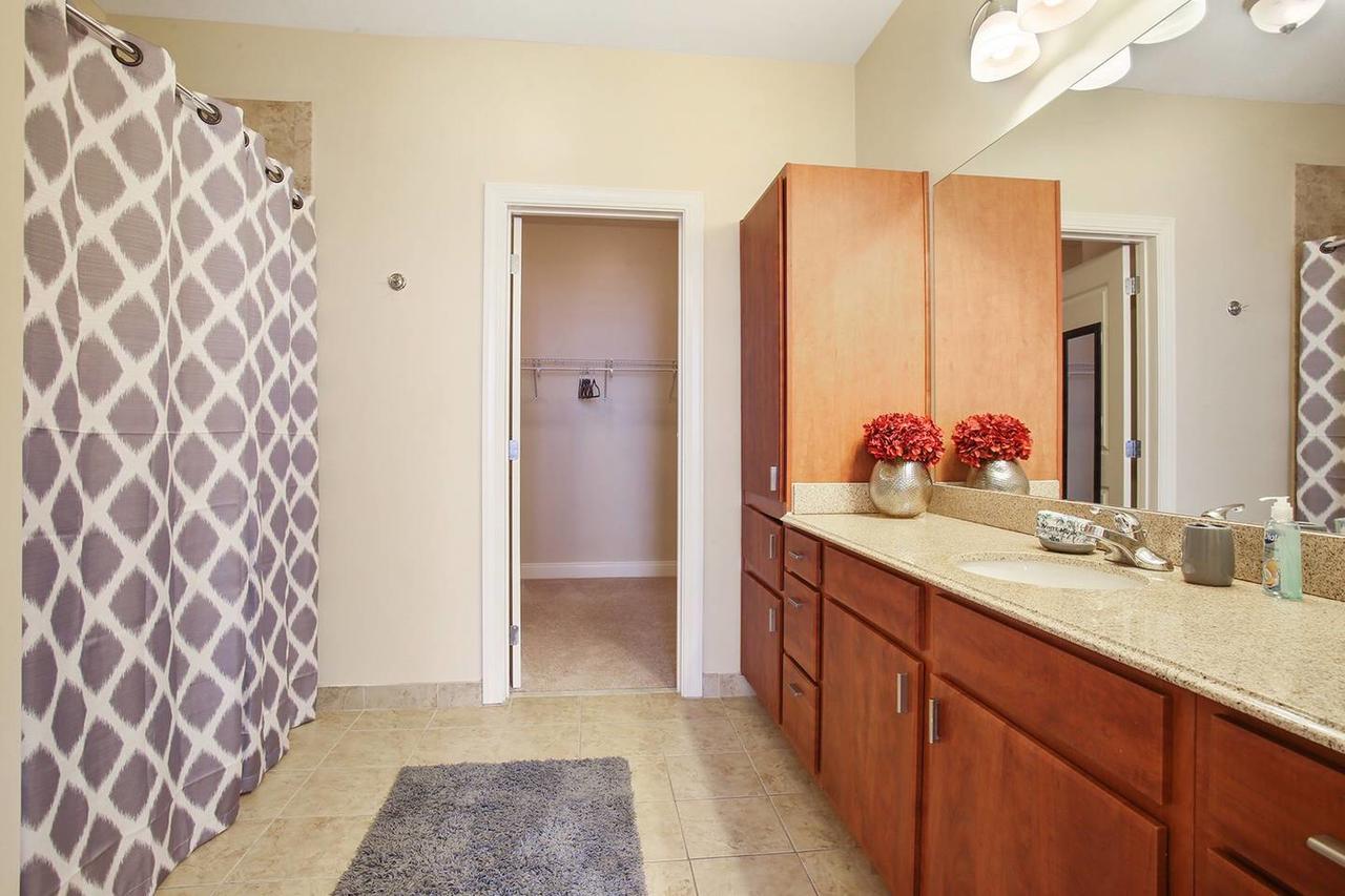 2 BEDROOM HIGH RISE PENTHOUSE- CANAL ST/FRENCH QTR - thumb 3