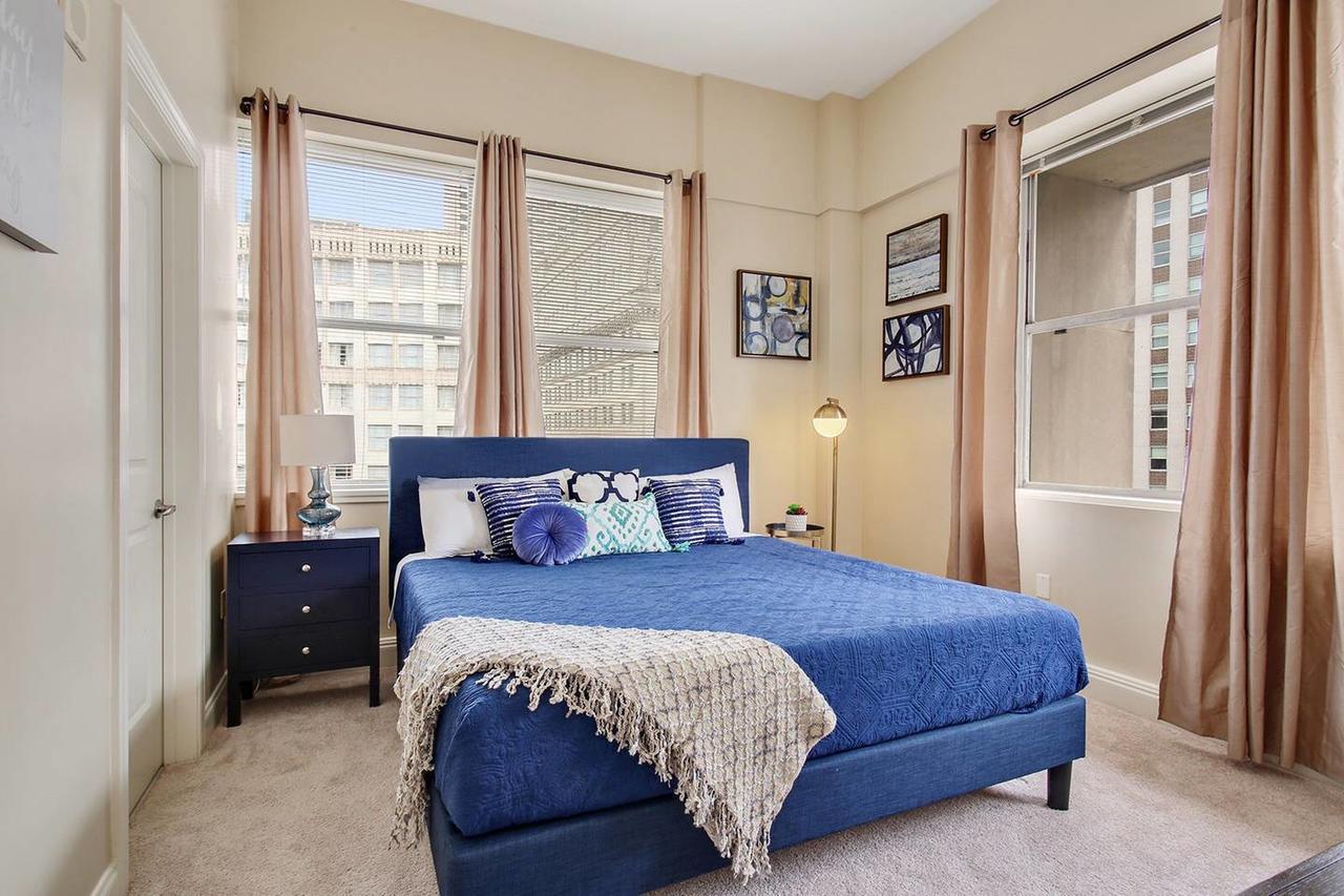 2 BEDROOM HIGH RISE PENTHOUSE- CANAL ST/FRENCH QTR - thumb 1