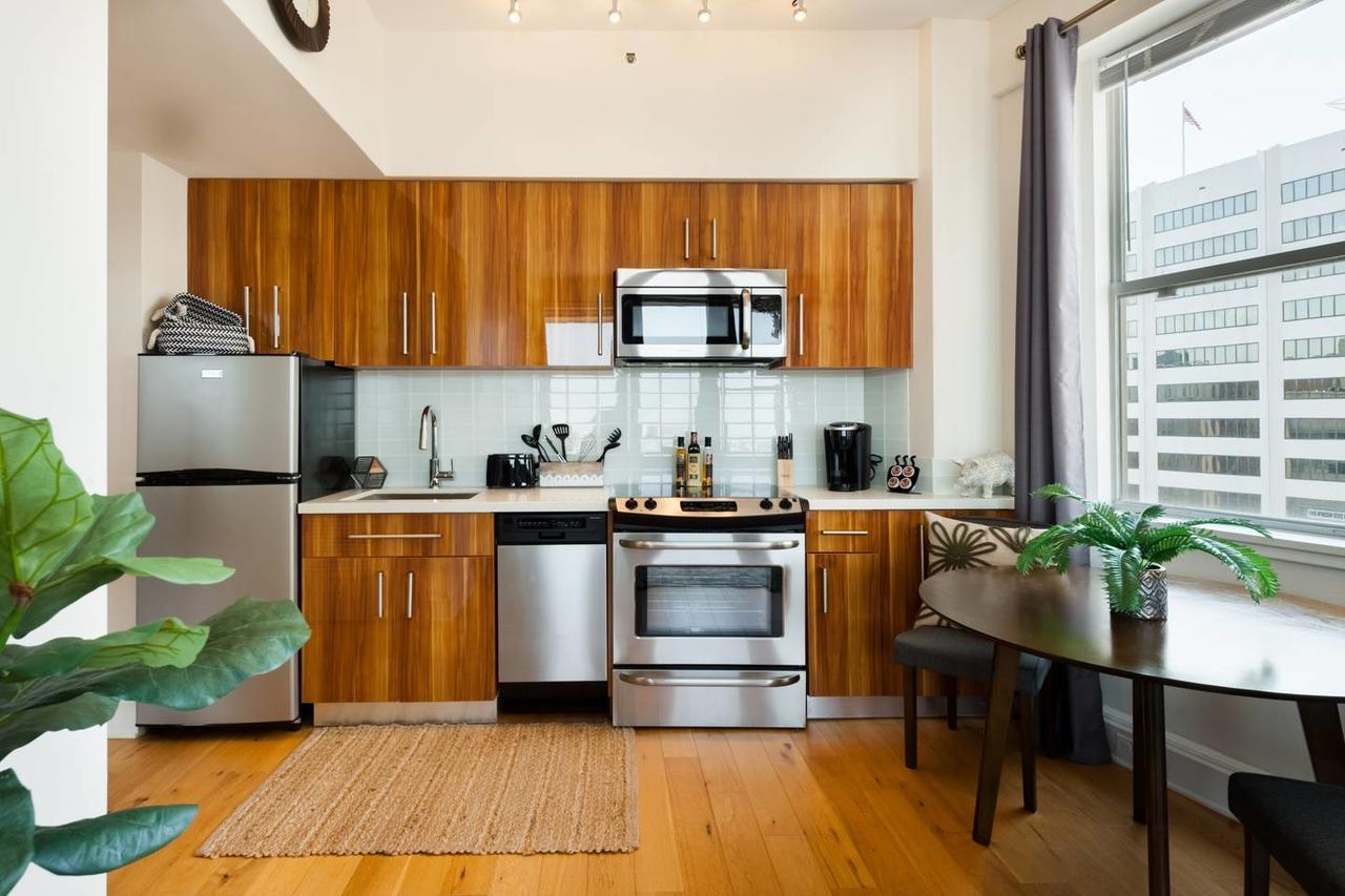 15TH FLOOR PENTHOUSE PANORAMIC CITY VIEWS CANAL ST - thumb 1