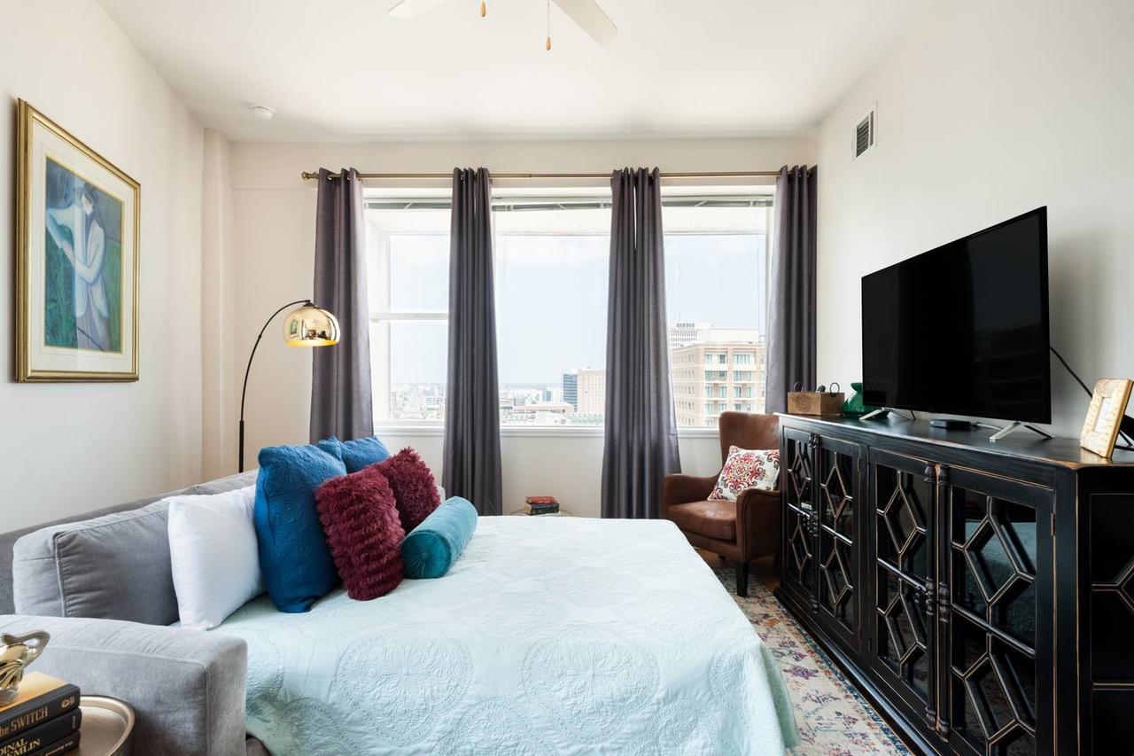 15TH FLOOR PENTHOUSE PANORAMIC CITY VIEWS CANAL ST - thumb 2