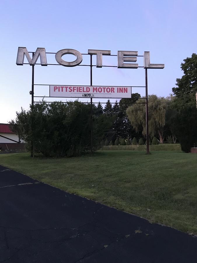 Pittsfield Motor Inn - thumb 40