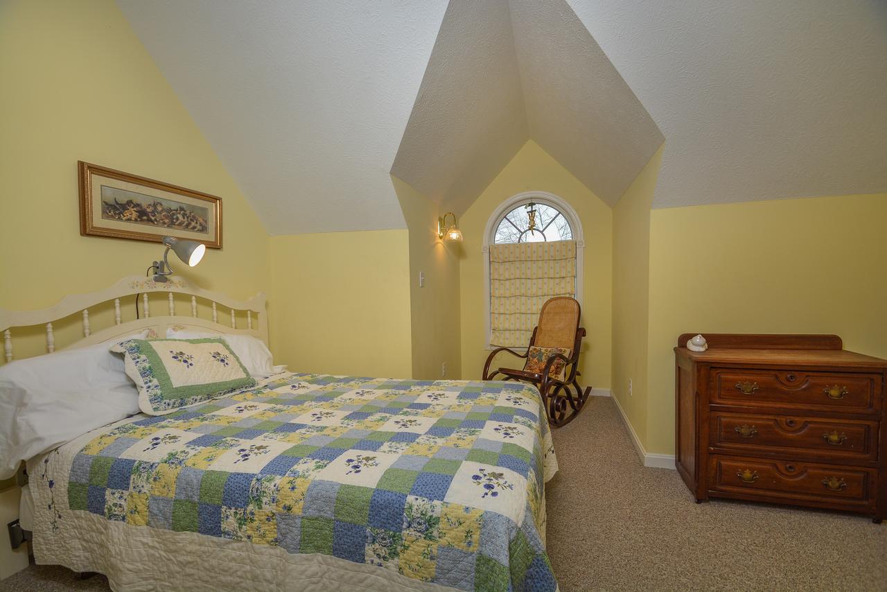By The Lake Five-Bedroom Holiday Home - thumb 16