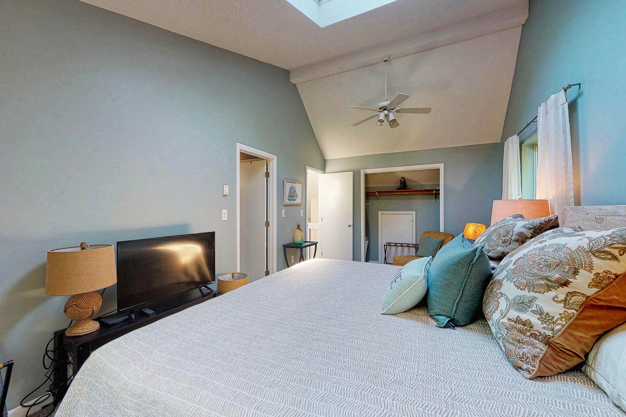 3 Bed 2 Bath Vacation Home In West Tisbury - thumb 1