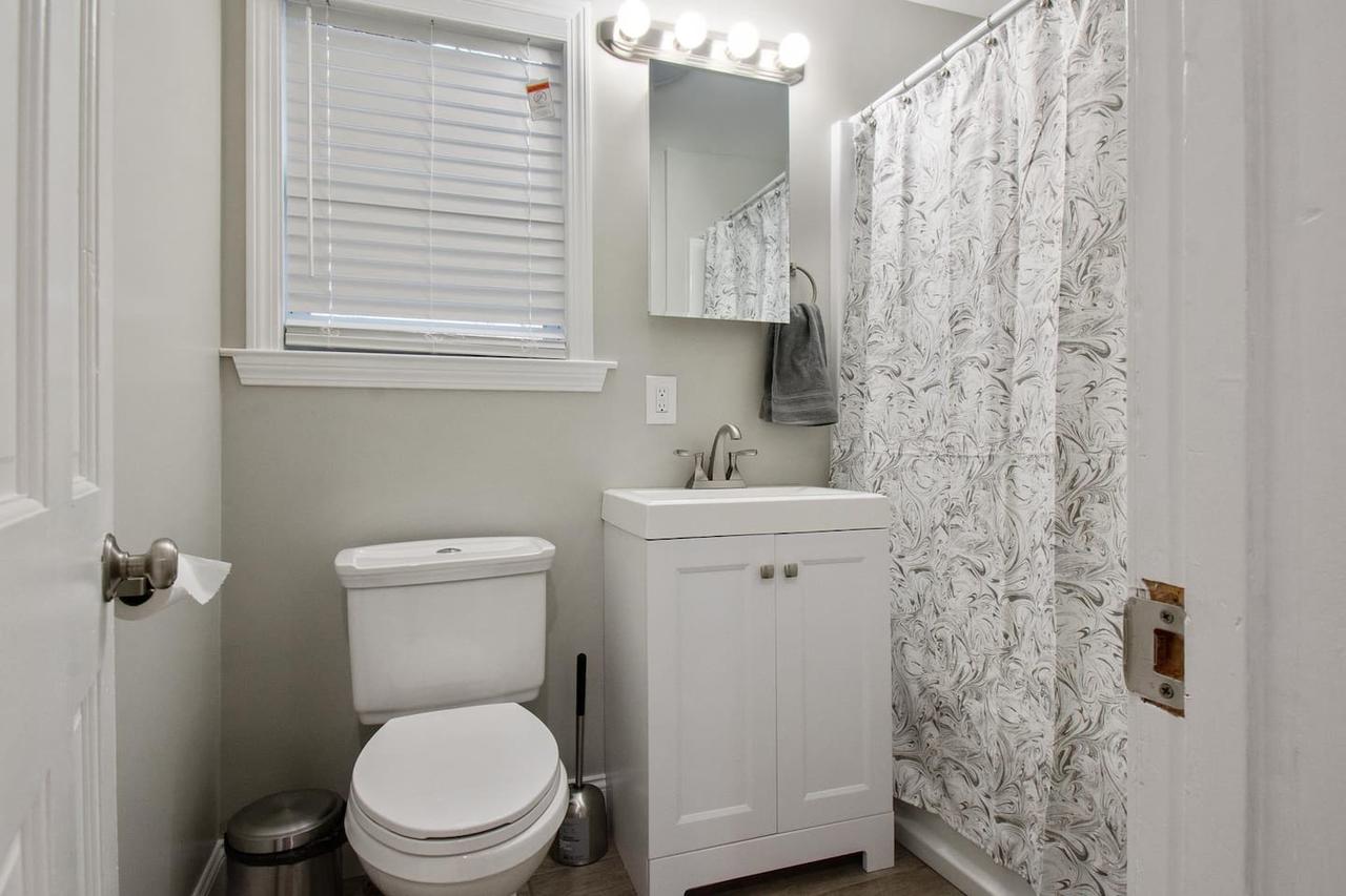 Family Friendly Minutes To Downtown, University & Hospital - thumb 15