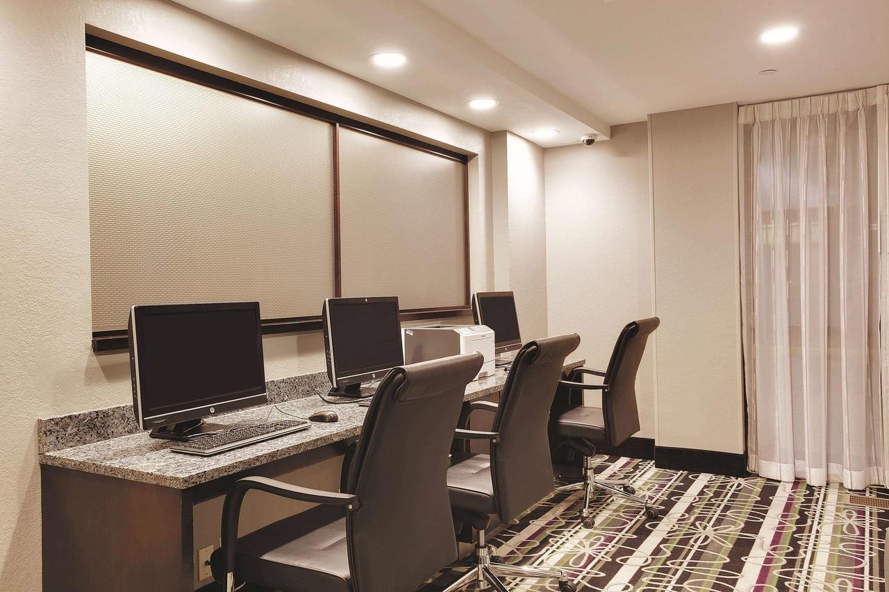 La Quinta By Wyndham Detroit Metro Airport - thumb 16