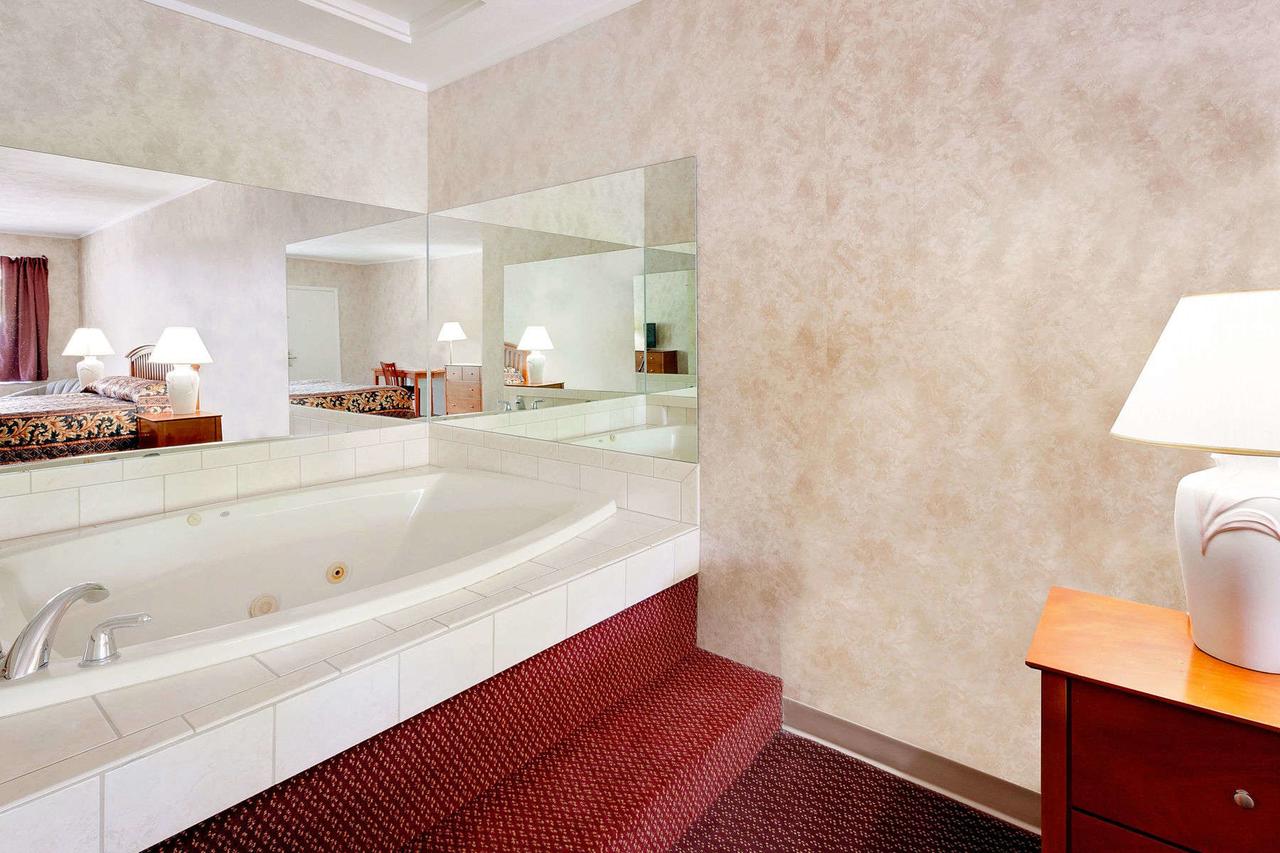 Knights Inn Traverse City - thumb 12