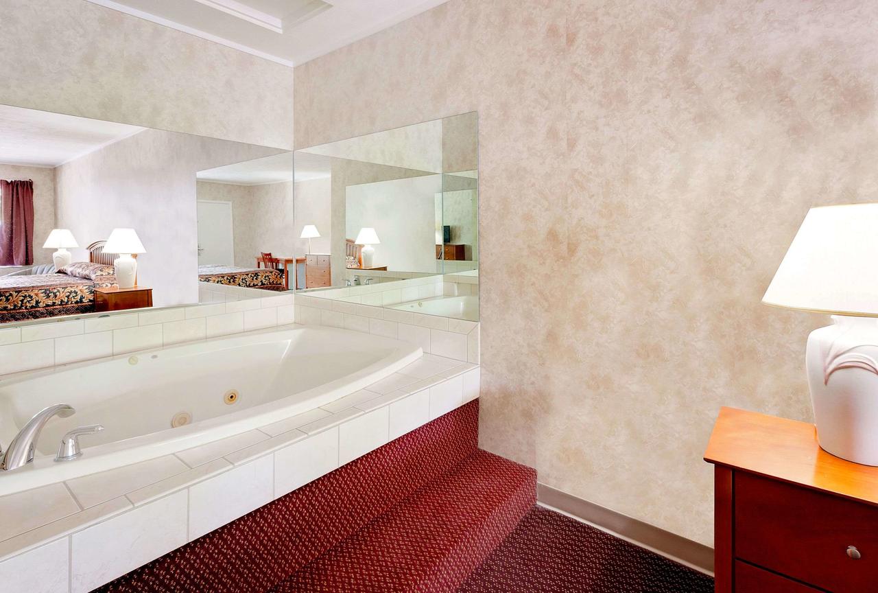 Knights Inn Traverse City - thumb 24