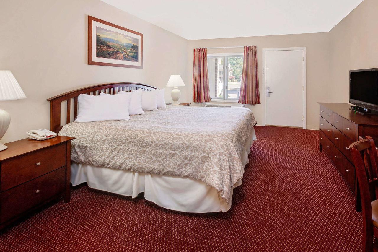 Knights Inn Traverse City - thumb 10