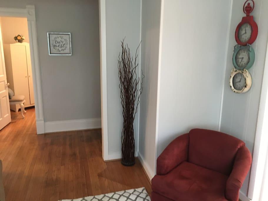 3 Bed APT Near Downtown-6 Guests - thumb 13