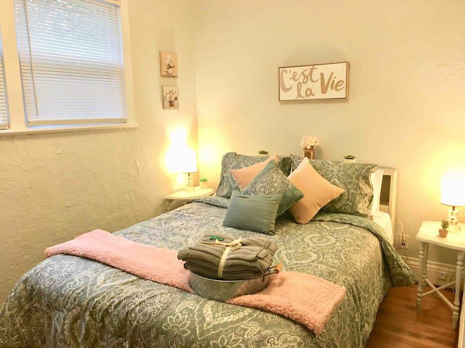 3 Bed APT Near Downtown-6 Guests - thumb 4