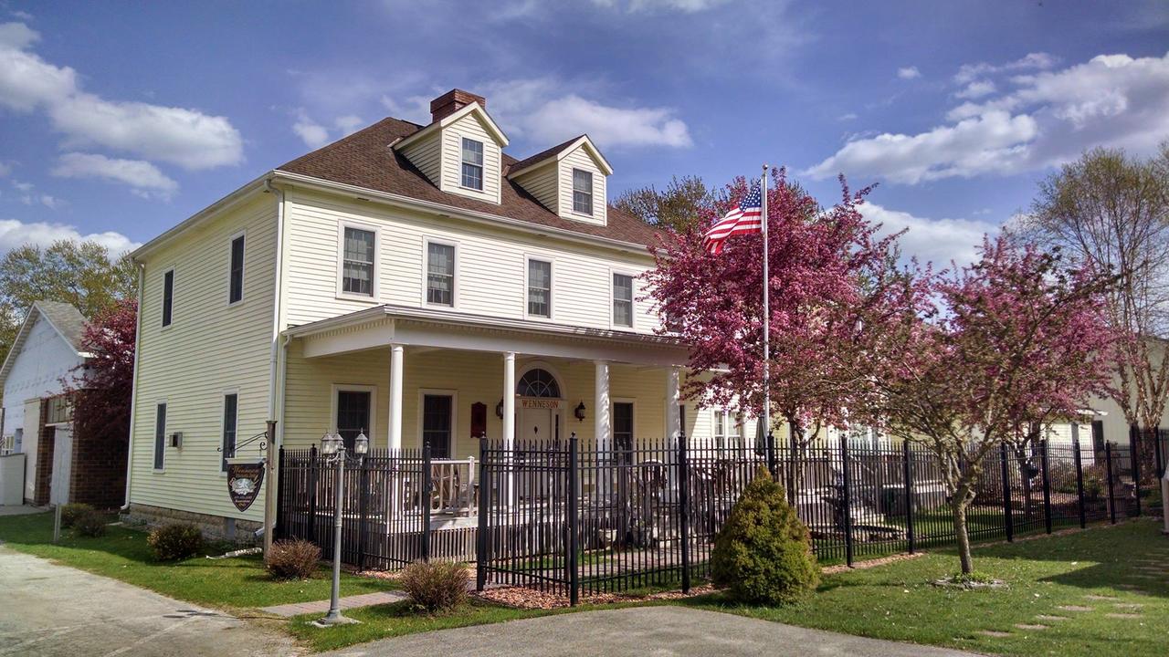 Andor Wenneson Historic Inn - thumb 0