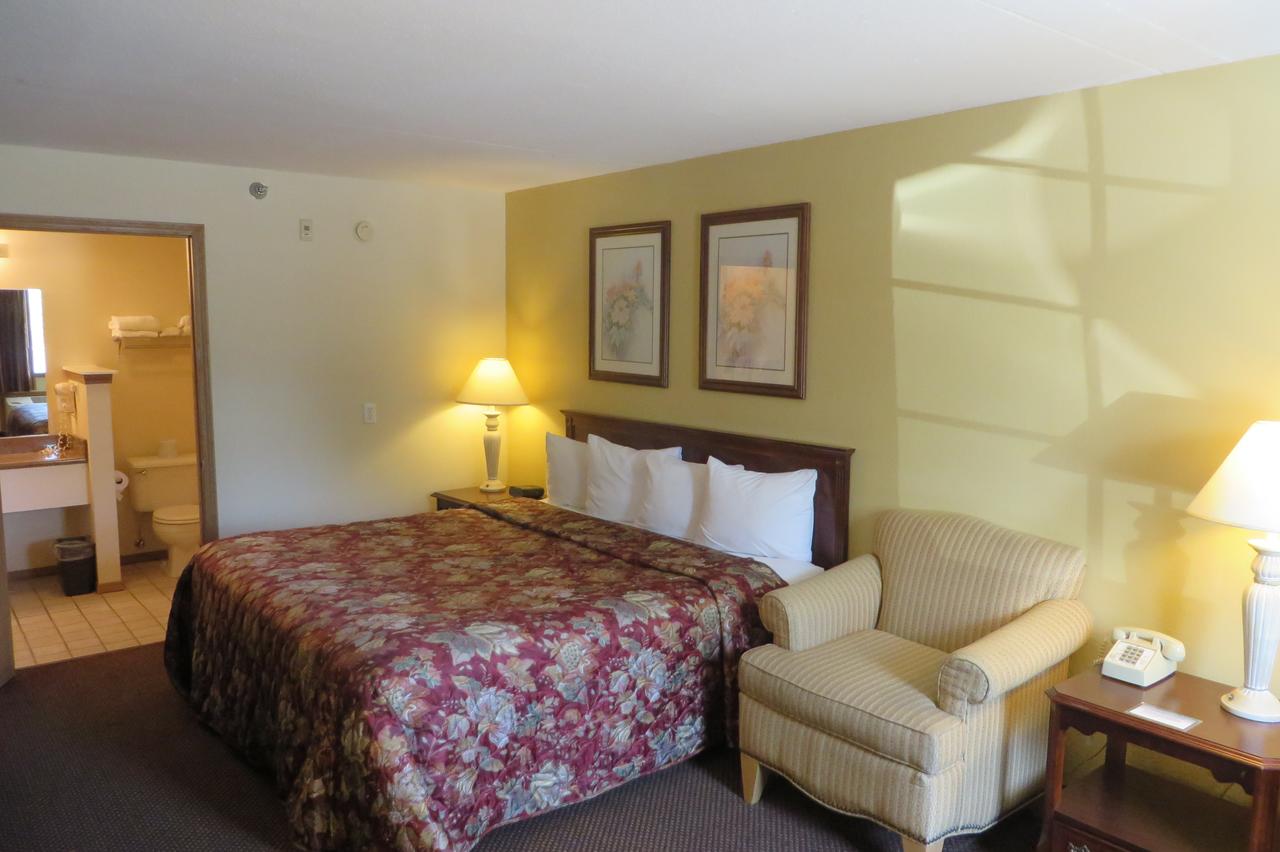 Carriage House Inn - thumb 24
