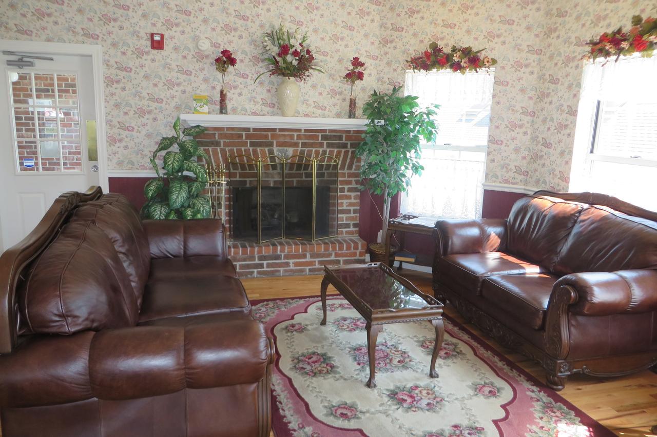Carriage House Inn - thumb 37