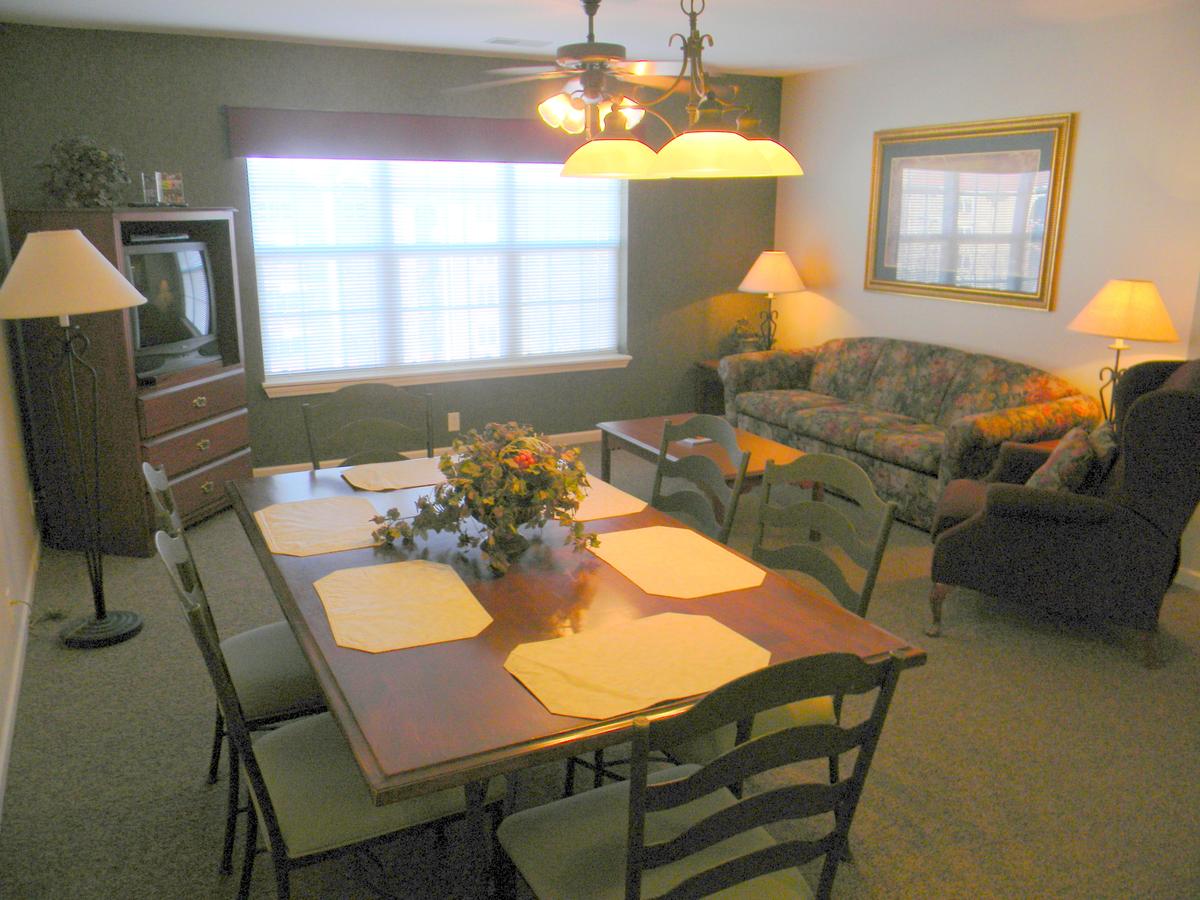 Surreys' Grand Crowne Resort - thumb 36