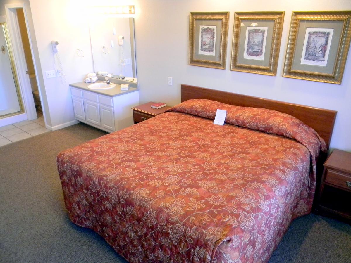 Surreys' Grand Crowne Resort - thumb 34