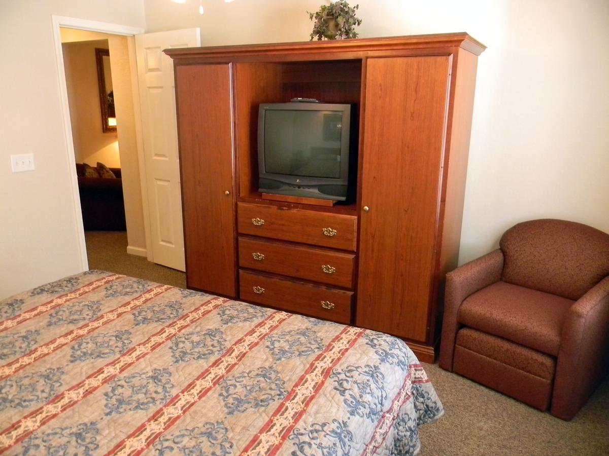 Surreys' Grand Crowne Resort - thumb 20