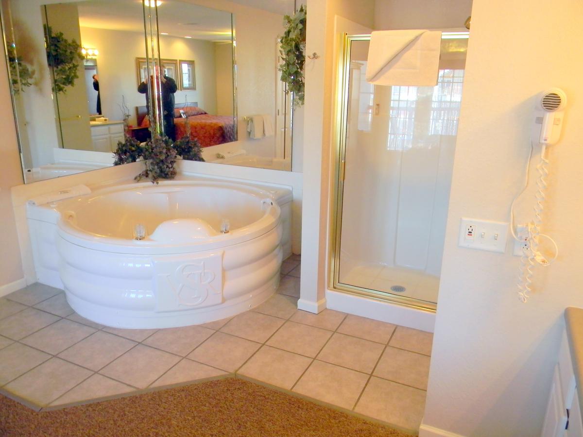 Surreys' Grand Crowne Resort - thumb 31