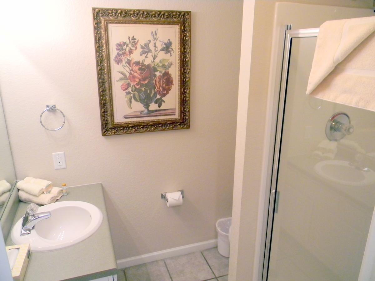 Surreys' Grand Crowne Resort - thumb 29