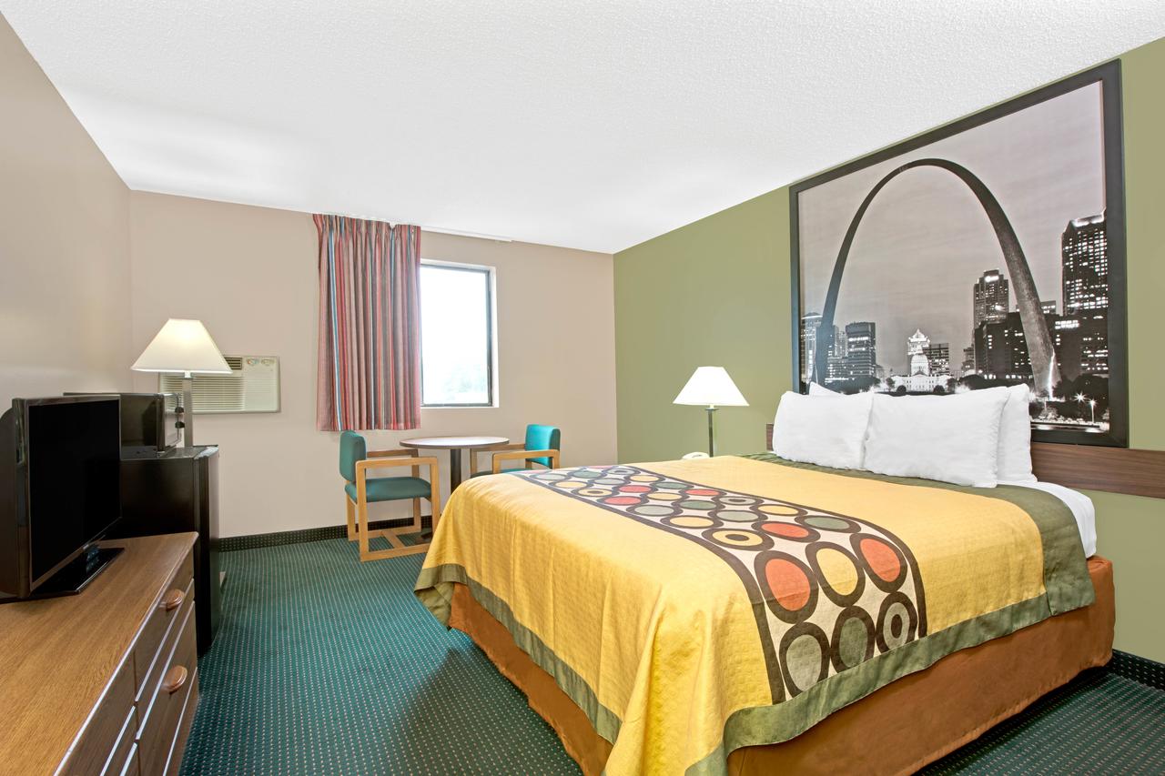 Super 8 By Wyndham Eureka/Six Flags Nearby - thumb 3