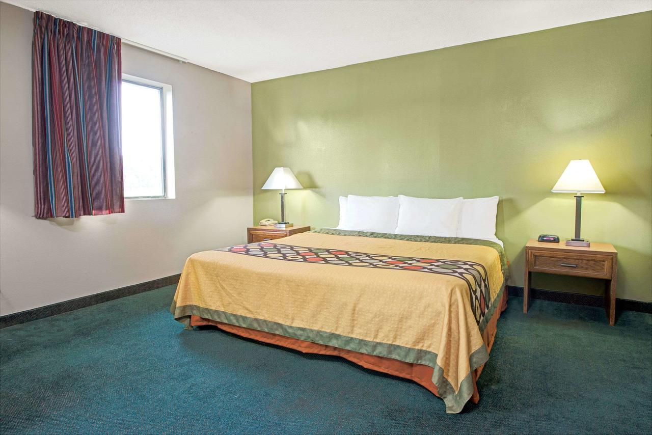 Super 8 By Wyndham Eureka/Six Flags Nearby - thumb 10