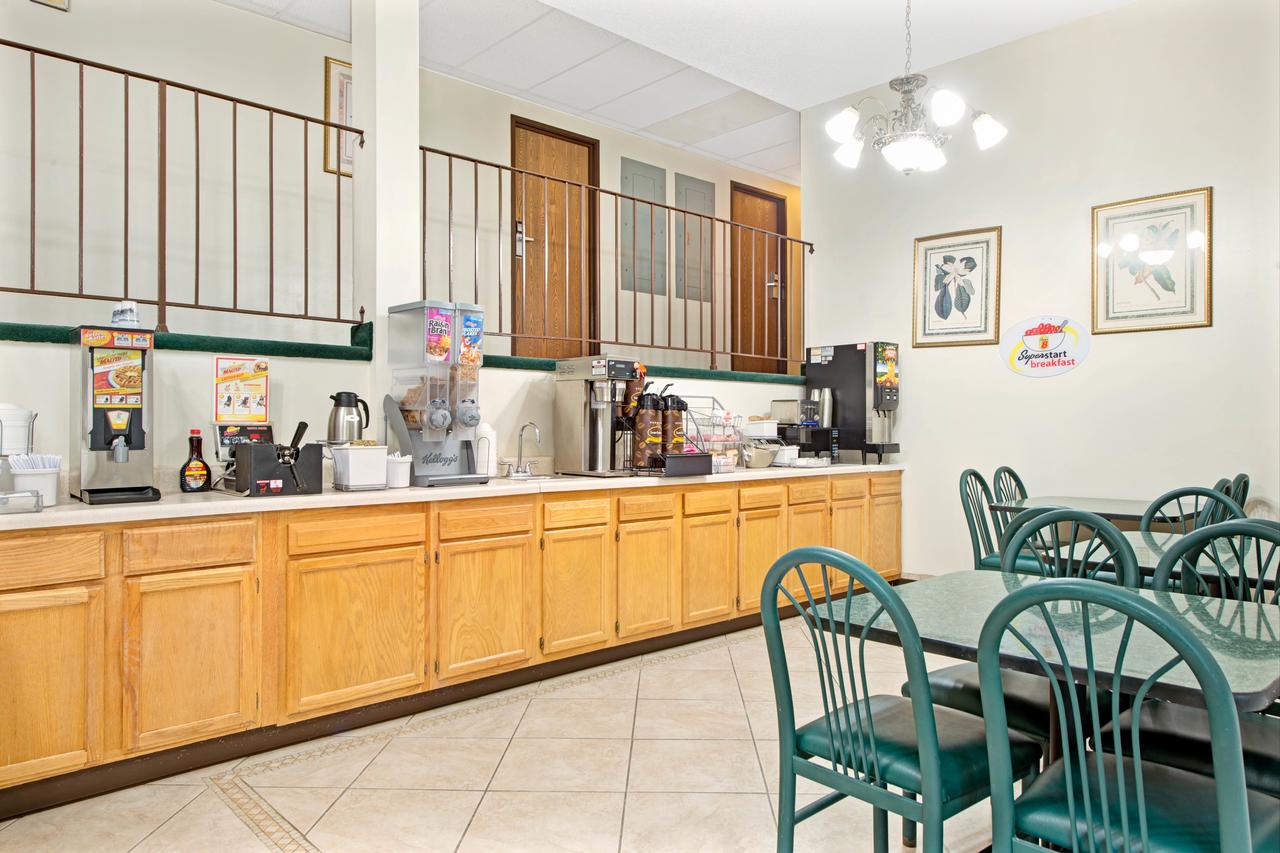 Super 8 By Wyndham Eureka/Six Flags Nearby - thumb 2