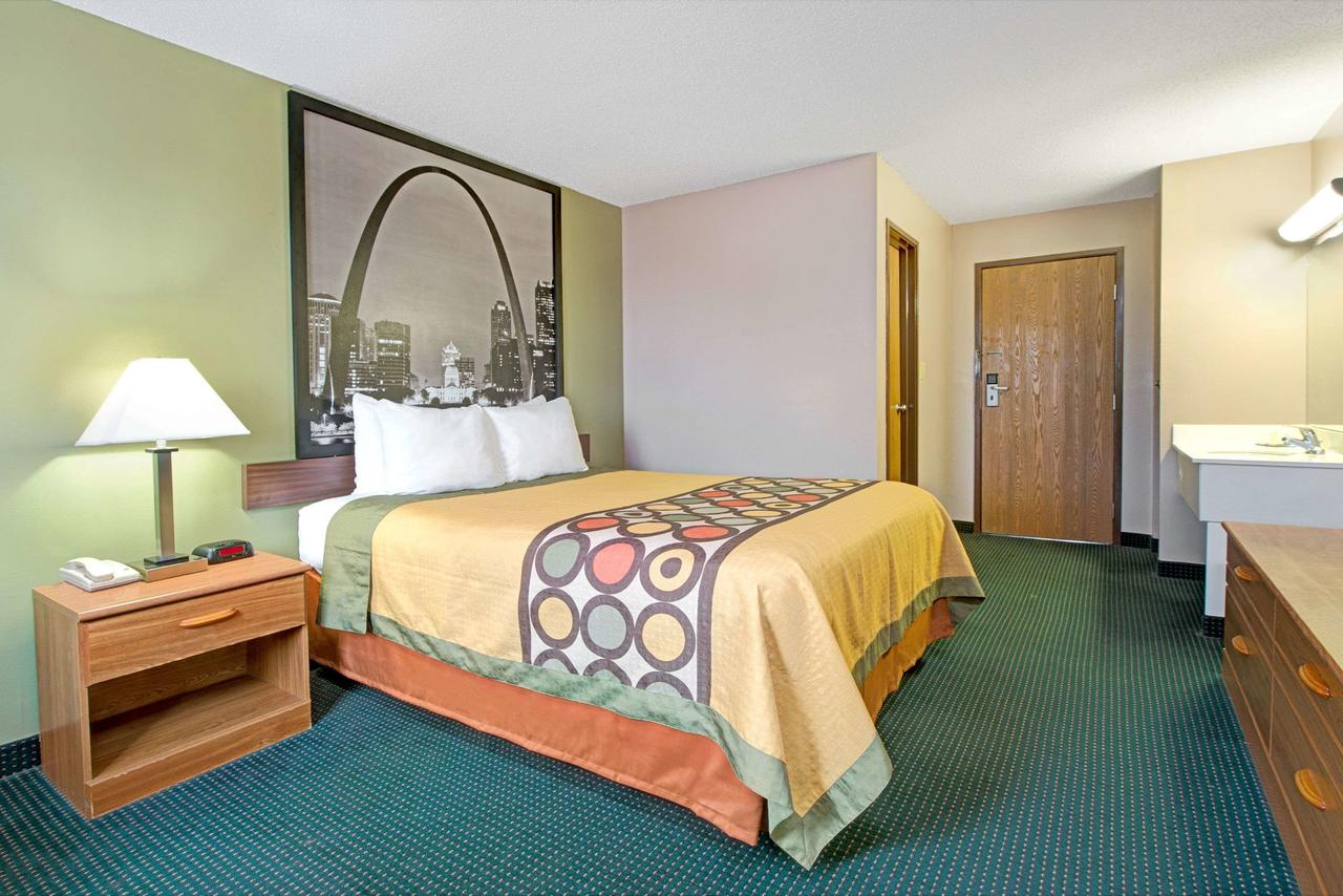 Super 8 By Wyndham Eureka/Six Flags Nearby - thumb 4