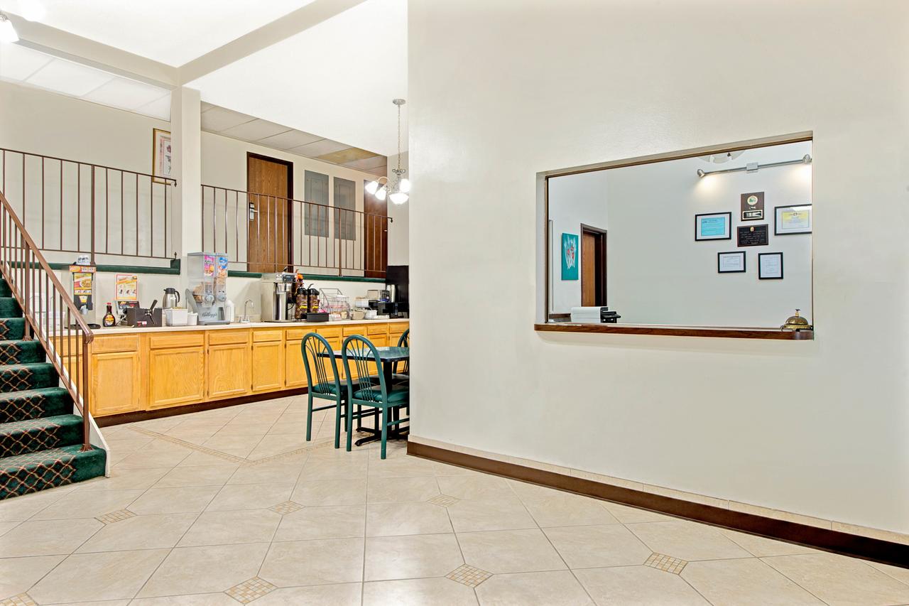 Super 8 By Wyndham Eureka/Six Flags Nearby - thumb 1