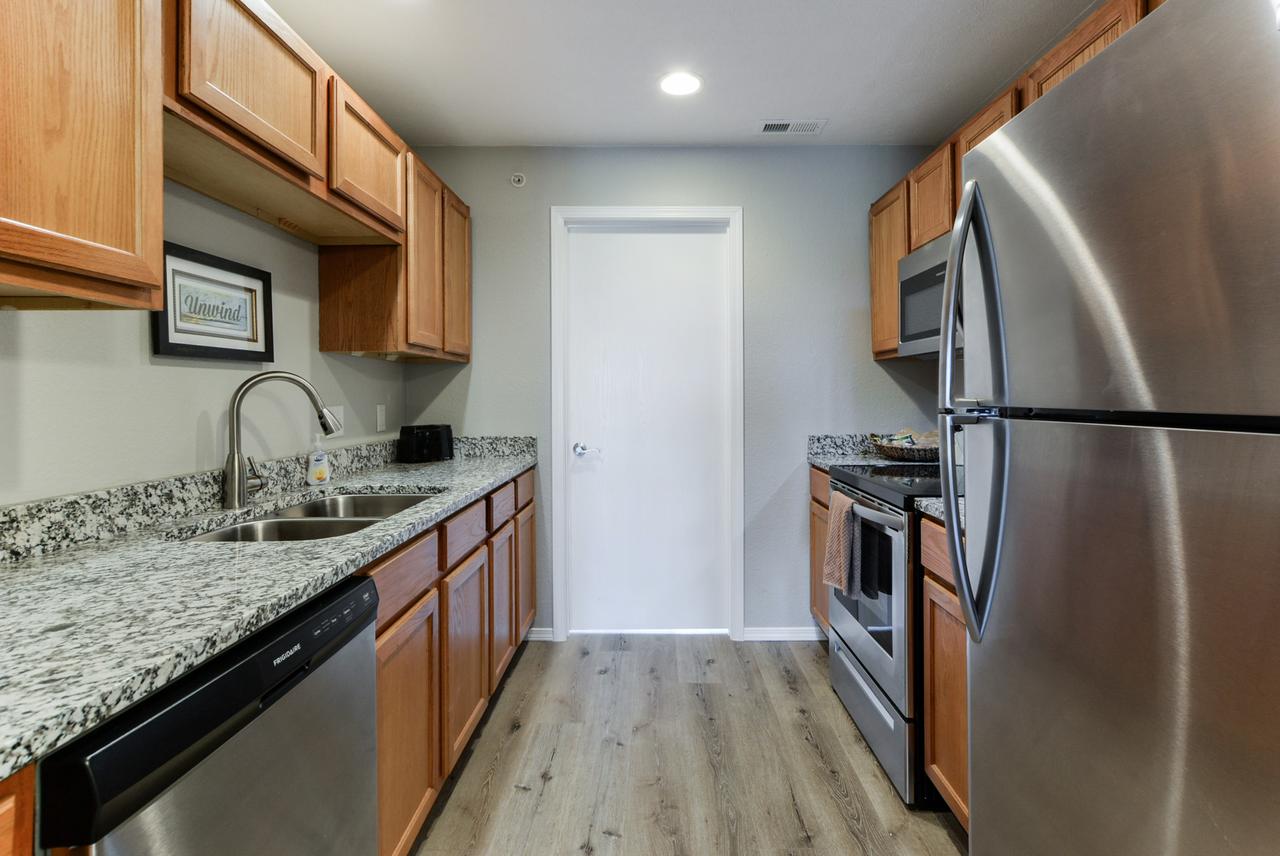 StoryDays - Sleek Mid/mod Decor- Stunning Views - Sleeps 8 -Pool - Mins To Strip - thumb 5