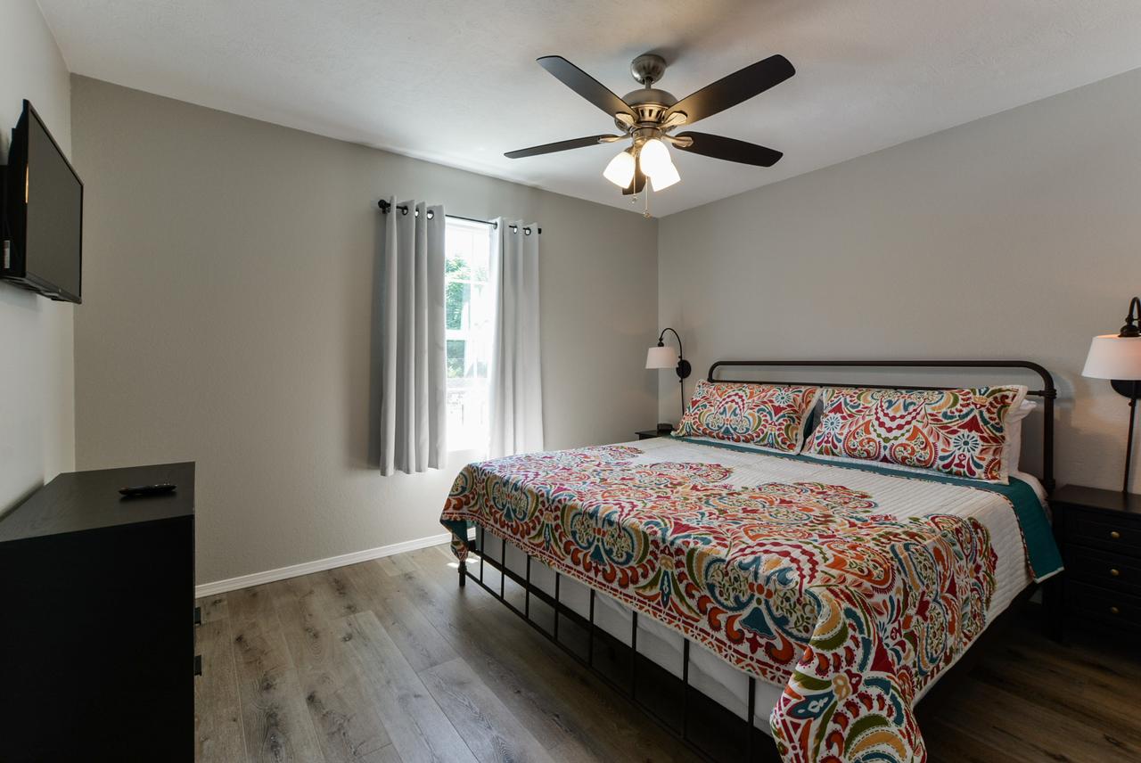 StoryDays - Sleek Mid/mod Decor- Stunning Views - Sleeps 8 -Pool - Mins To Strip - thumb 19