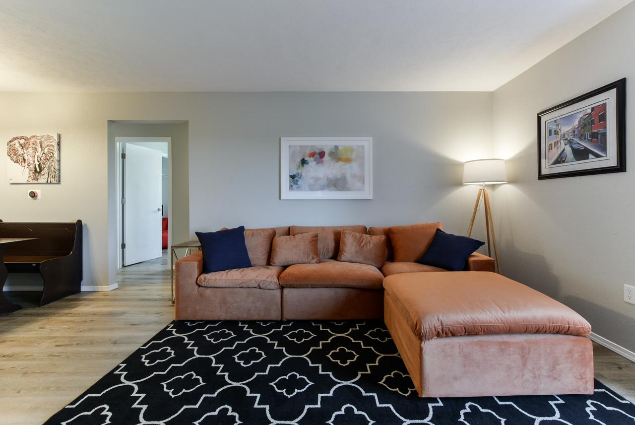 StoryDays - Sleek Mid/mod Decor- Stunning Views - Sleeps 8 -Pool - Mins To Strip - thumb 4