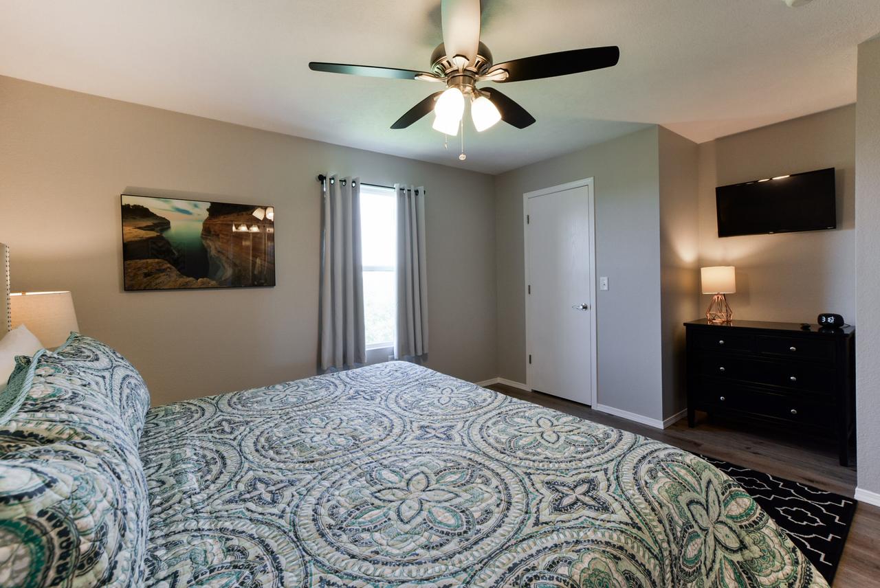 StoryDays - Sleek Mid/mod Decor- Stunning Views - Sleeps 8 -Pool - Mins To Strip - thumb 30