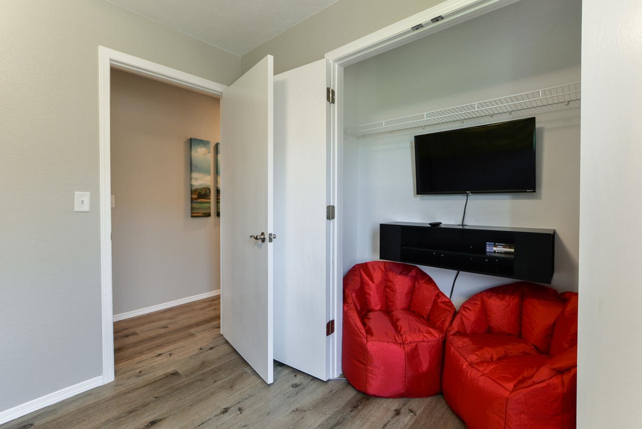 StoryDays - Sleek Mid/mod Decor- Stunning Views - Sleeps 8 -Pool - Mins To Strip - thumb 24