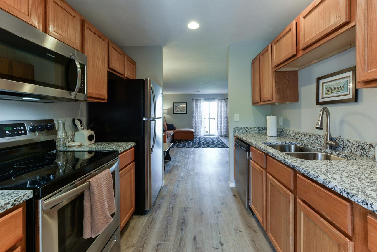 StoryDays - Sleek Mid/mod Decor- Stunning Views - Sleeps 8 -Pool - Mins To Strip - thumb 11