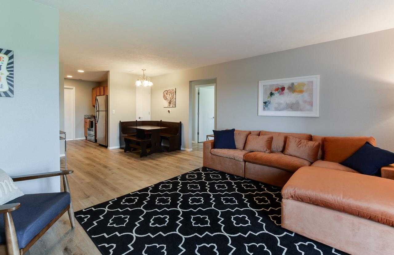 StoryDays - Sleek Mid/mod Decor- Stunning Views - Sleeps 8 -Pool - Mins To Strip - thumb 9