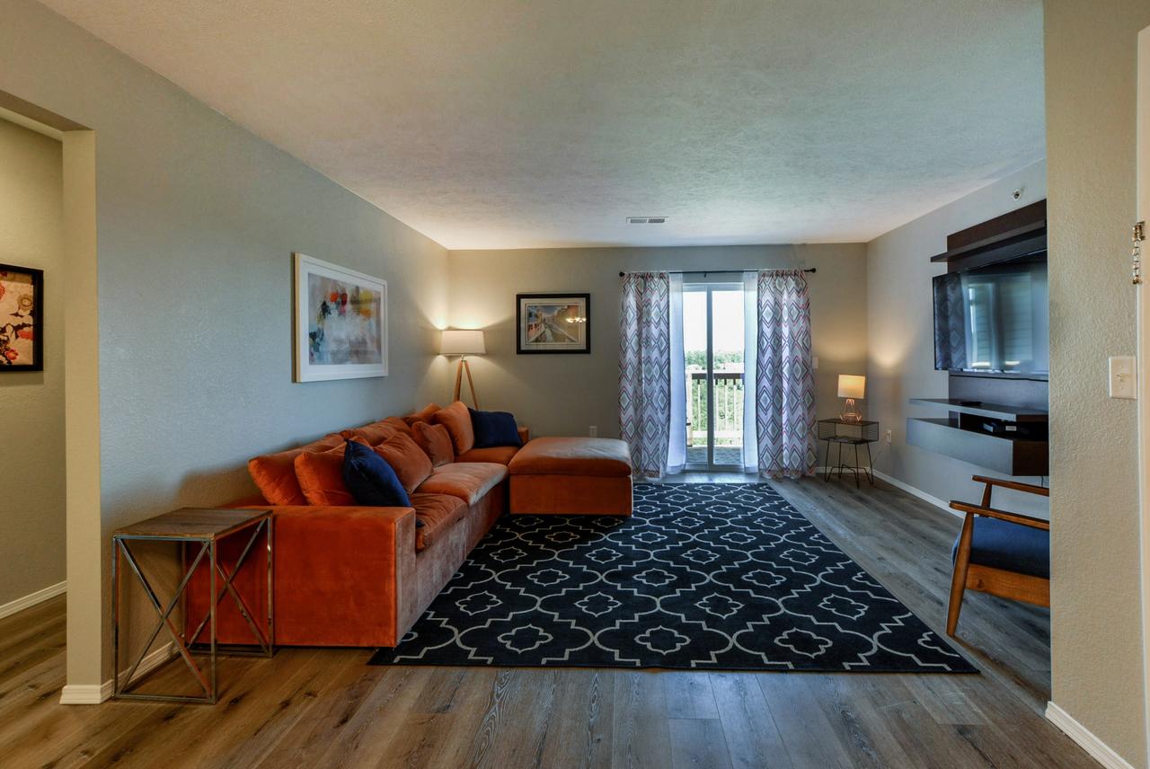 StoryDays - Sleek Mid/mod Decor- Stunning Views - Sleeps 8 -Pool - Mins To Strip - thumb 2