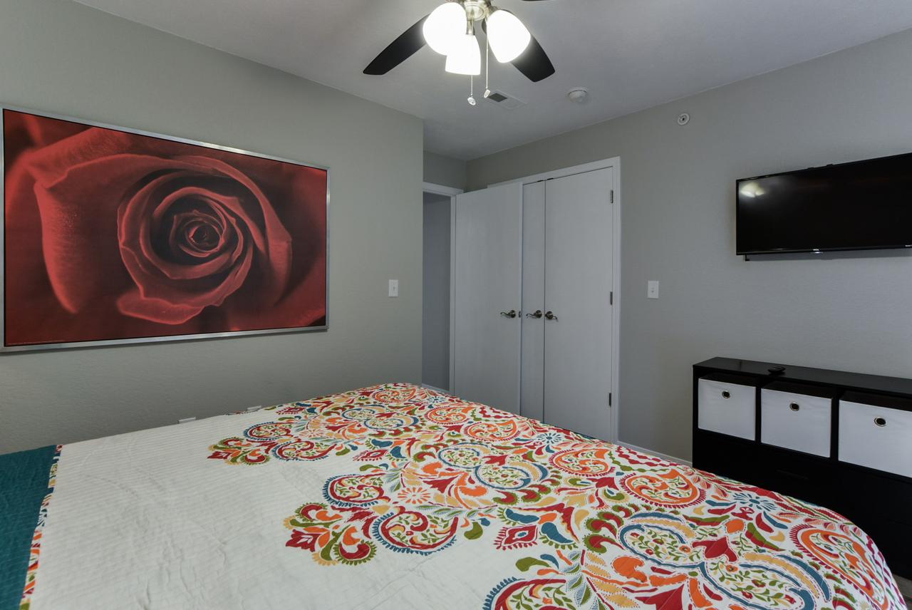 StoryDays - Sleek Mid/mod Decor- Stunning Views - Sleeps 8 -Pool - Mins To Strip - thumb 20