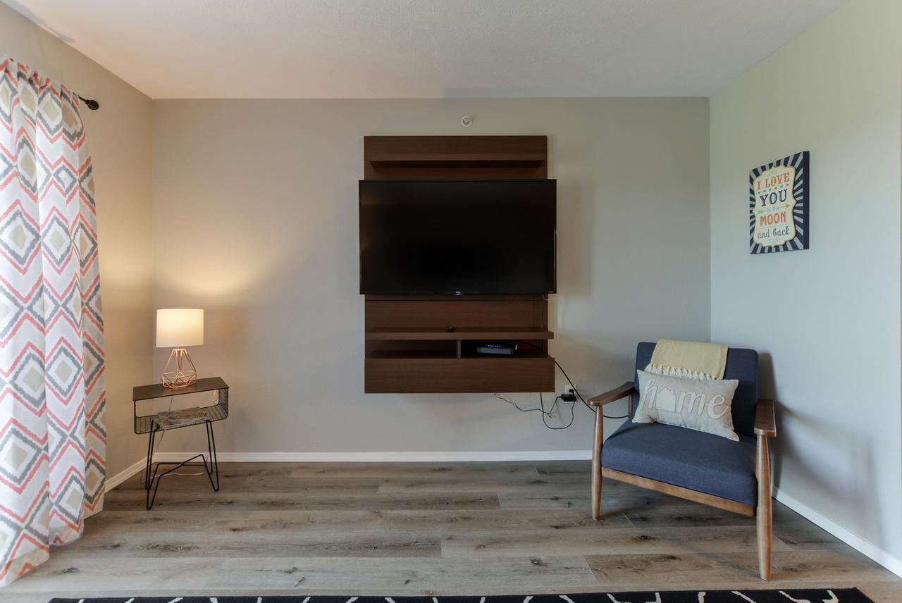 StoryDays - Sleek Mid/mod Decor- Stunning Views - Sleeps 8 -Pool - Mins To Strip - thumb 16