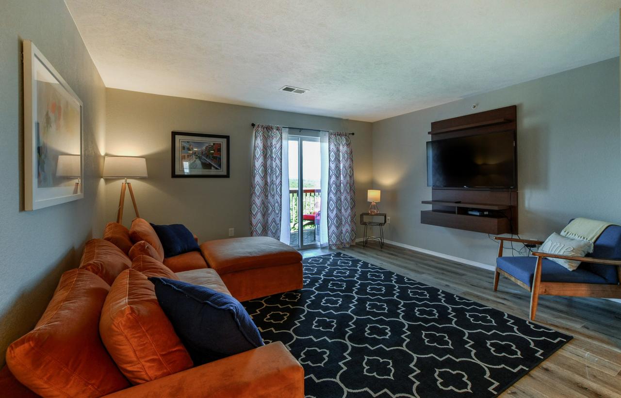 StoryDays - Sleek Mid/mod Decor- Stunning Views - Sleeps 8 -Pool - Mins To Strip - thumb 0