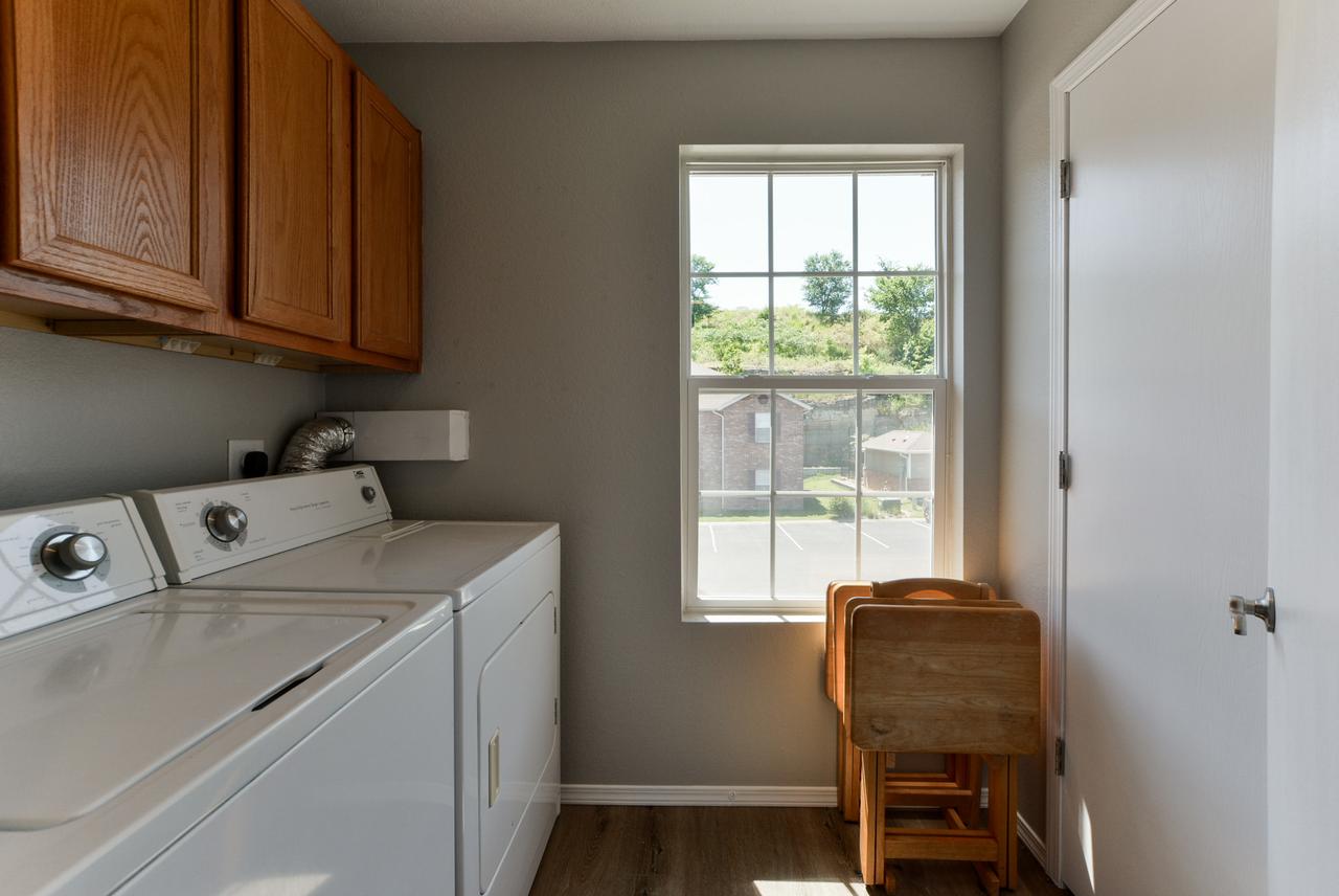 StoryDays - Sleek Mid/mod Decor- Stunning Views - Sleeps 8 -Pool - Mins To Strip - thumb 28