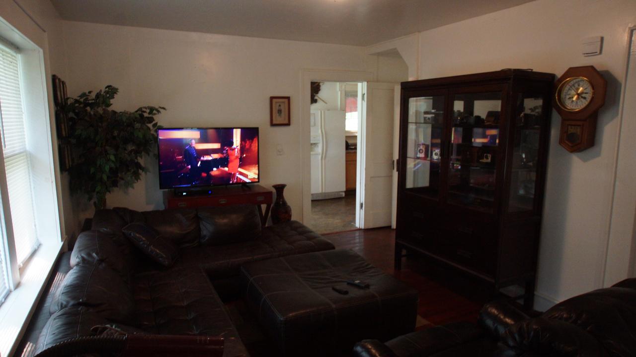 3 Bedroom Home / Sleeps 8 / Near Chiefs And Royals Stadium - thumb 3