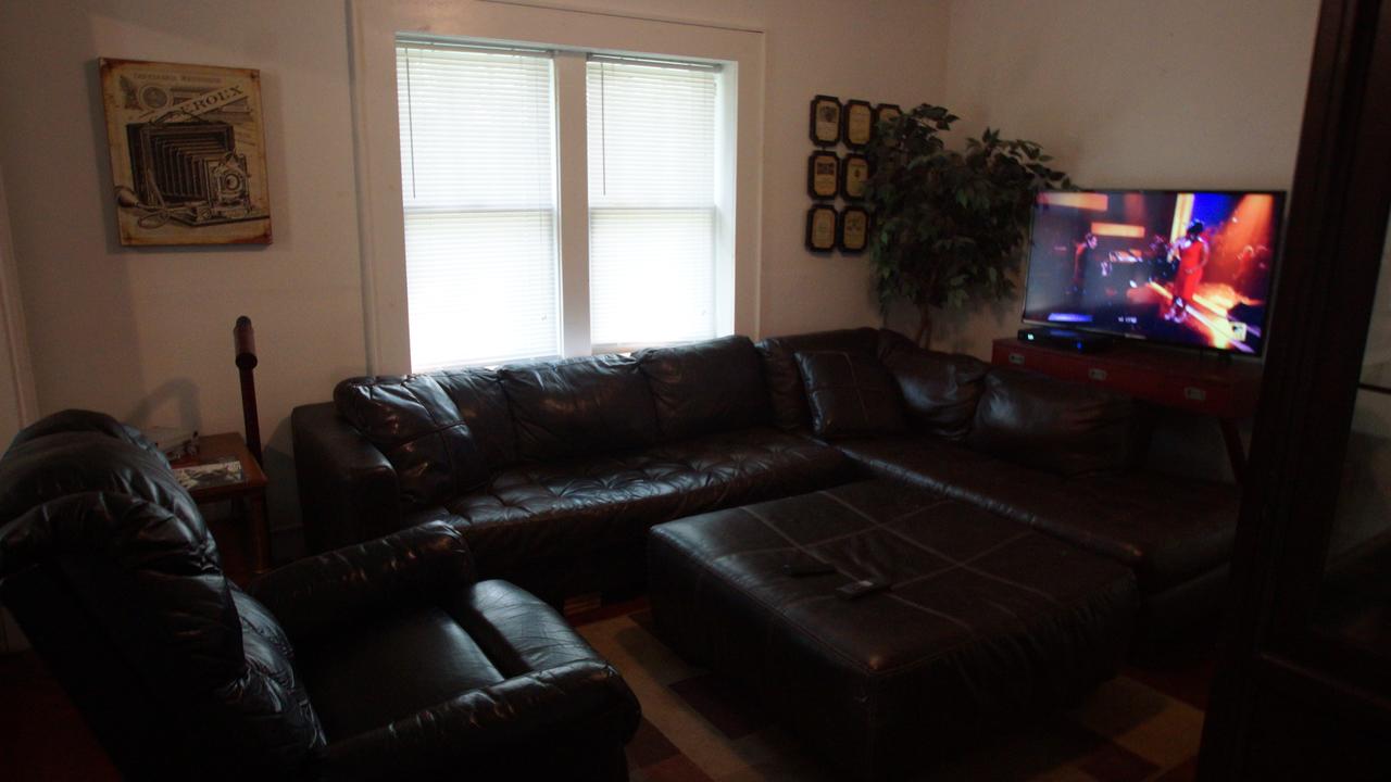 3 Bedroom Home / Sleeps 8 / Near Chiefs And Royals Stadium - thumb 2